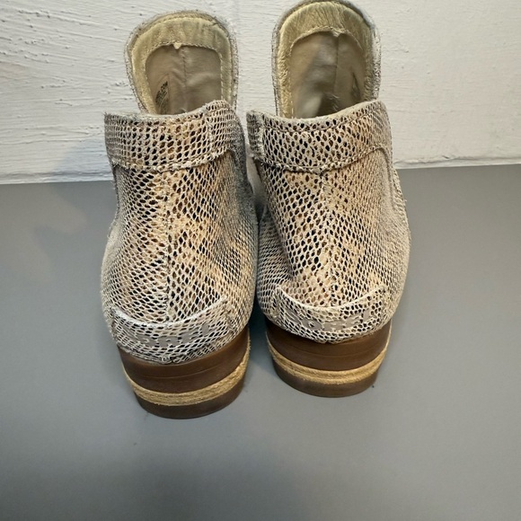 Women's Sorel Snake Print Ankle Boots NWOT - Picture 4 of 7